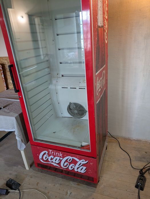 Продавам професионална хладилна витрина на Coca Cola.