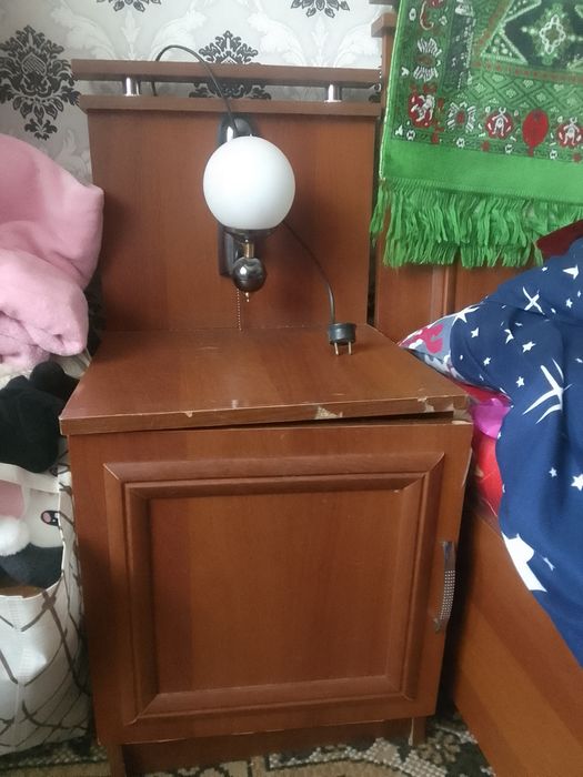 Тумба ,тримо,кравать.