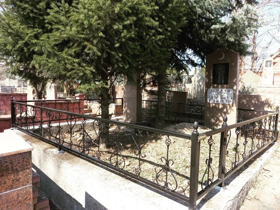 Ограды на кладбище