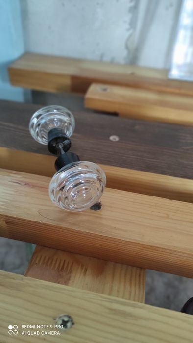 Ручка и номер на дверь.