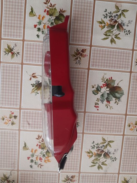 Vând un a mașină de tuns electronica cu afișaj digital culoare rosie