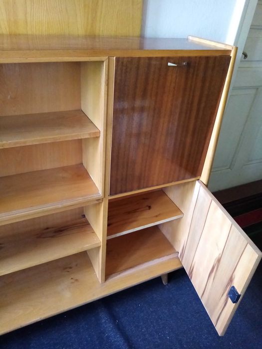 Ретро библиотека с барче и шкаф.