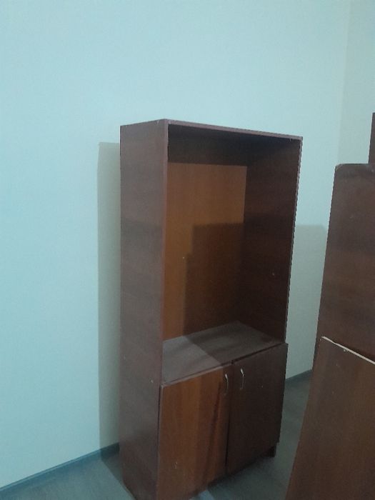 Книжный шкаф сотилади