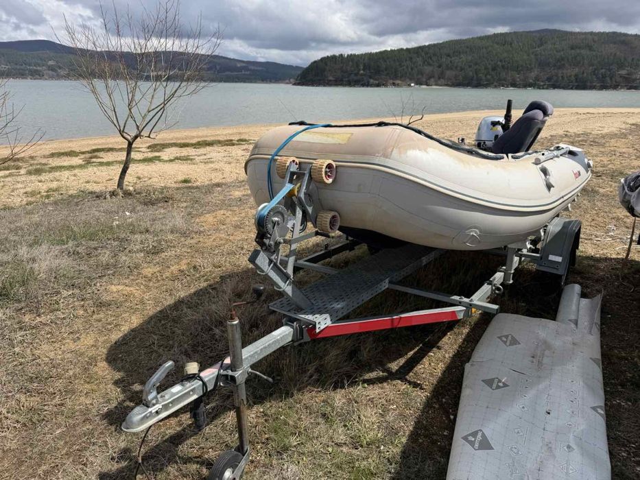 Лодка с двигател и колесар