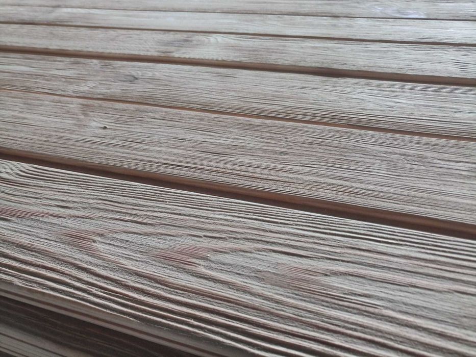 Lambriu lemn pin nordic.