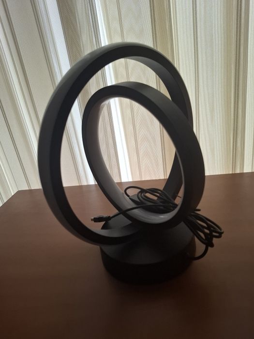 Led Лампа с интересен дизайн и три функции на светлината