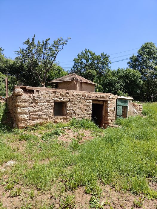 Парцел гр.Годеч 850кв.м