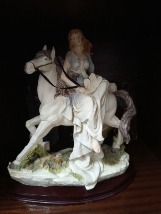 Статуэтка Дама на лошади.