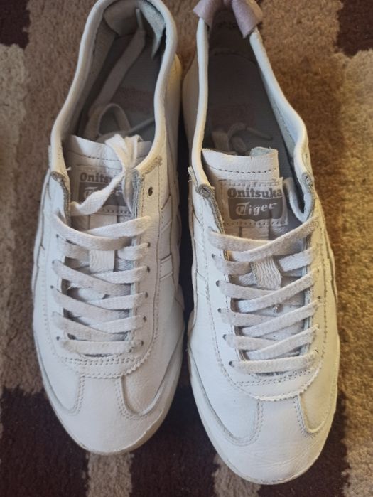 Adidași de vânzare