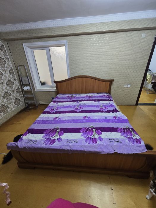 Большая кровать.