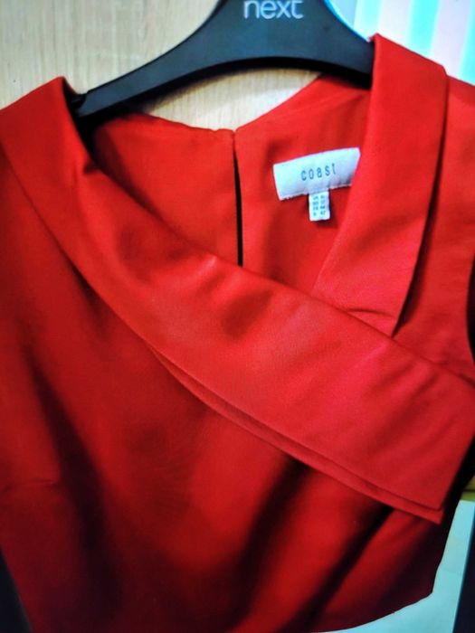 Vand top Coast, rosu intens, ideal pentru Sarbatori