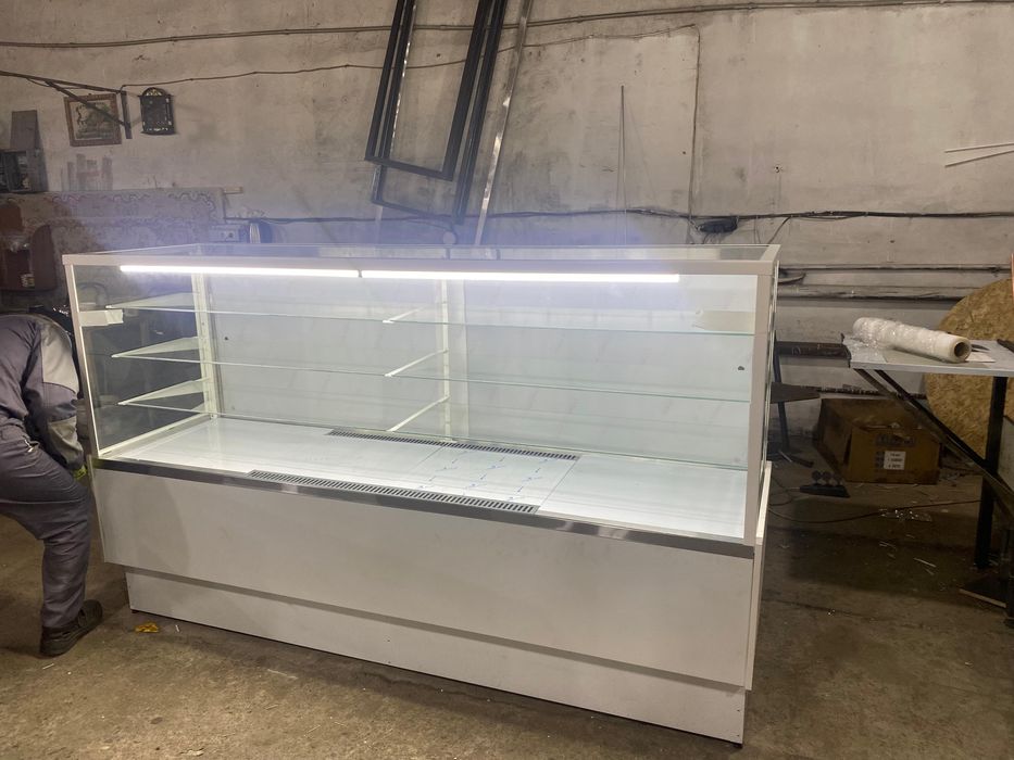 Витринный холодильник кондитерская витрина