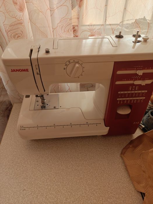 Швейная машинка Janome.