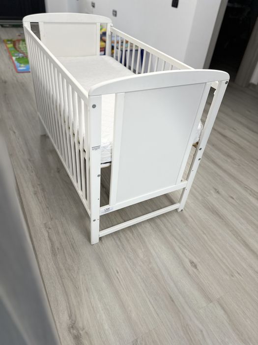 Vând pătuț pentru bebeluși + saltea