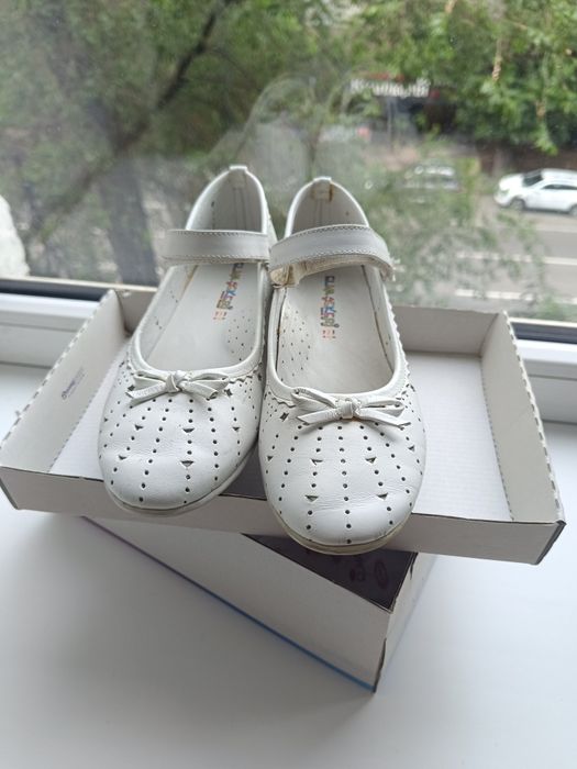 Продам туфли белые девочка