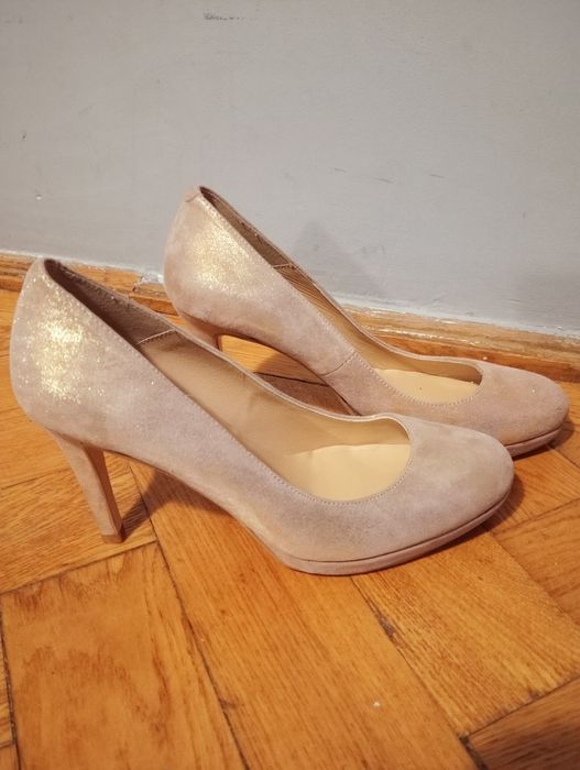 Pantofi,noi,cu mici zgârieturi,