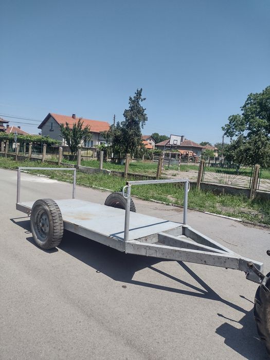 Голямо ремарке за автомобил или джип или трактор.