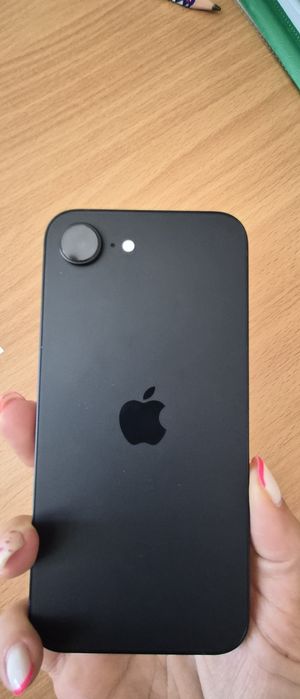 Телефон IPhone 16 Е - черен