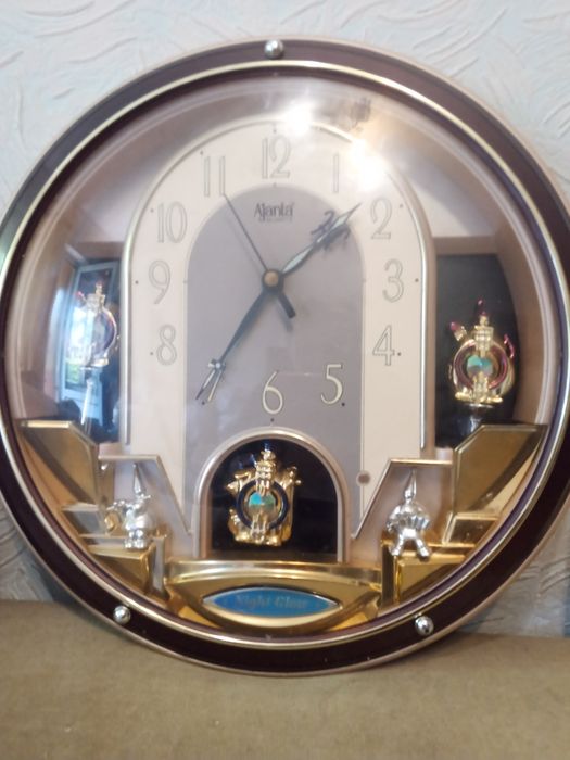 Продам настенные часы