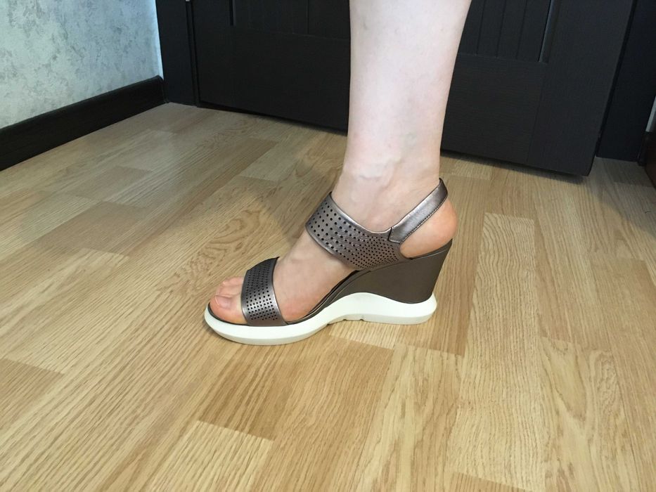 Продам новые босоножки