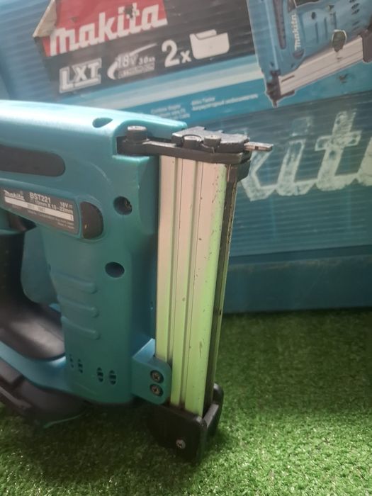 Такер на Makita BST221