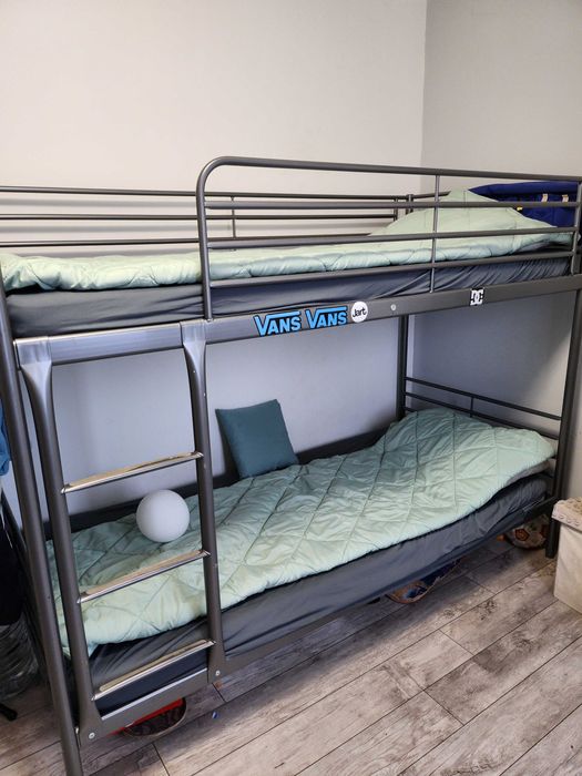 Двуетажно легло с матраци