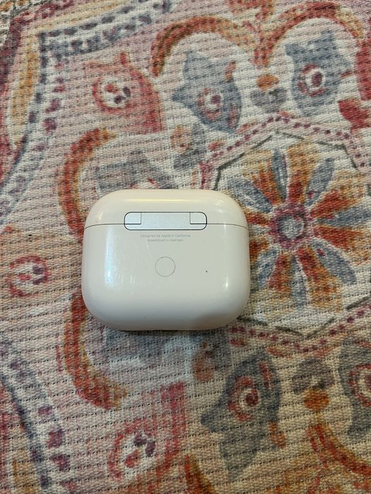 Продам кейс  и левый наушник Airpods 3