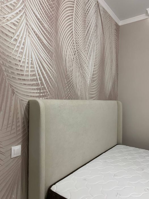 Двухспальная кровать с подъемным механизмом