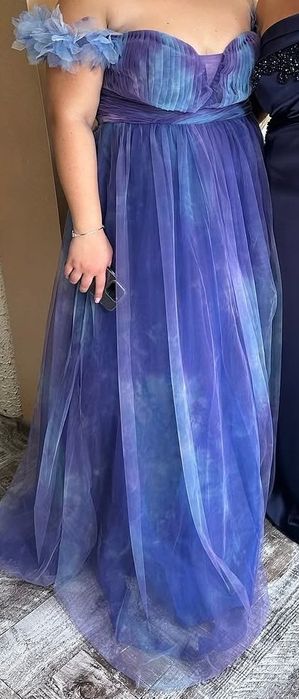 Романтична дълга рокля от тюл с омбре ефект и off-shoulder деколте