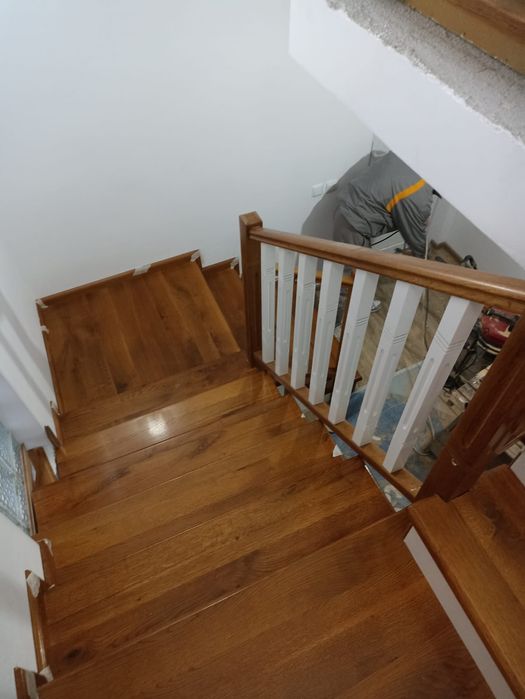 Confecționăm scări interioare din lemn masiv, mobilier din lemn masiv