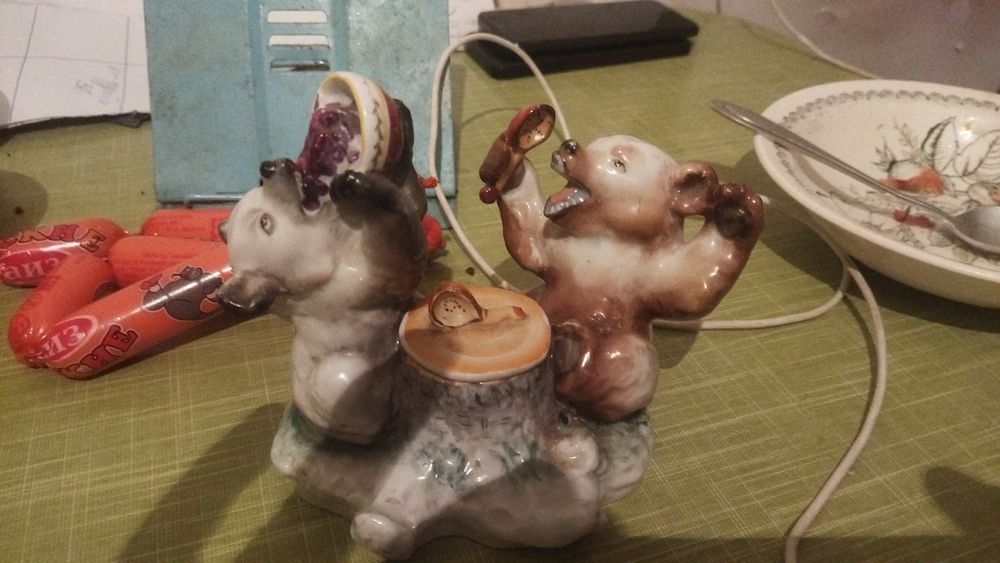 Продам статуэтку медведь кушают