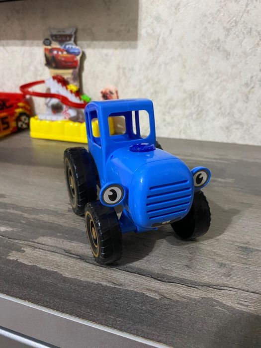 Продам игрушку синий трактор