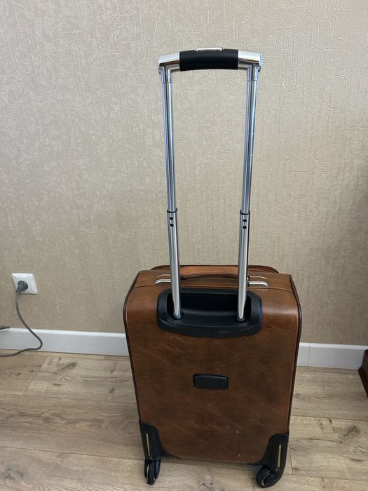 Чемодан кожаный коричневый