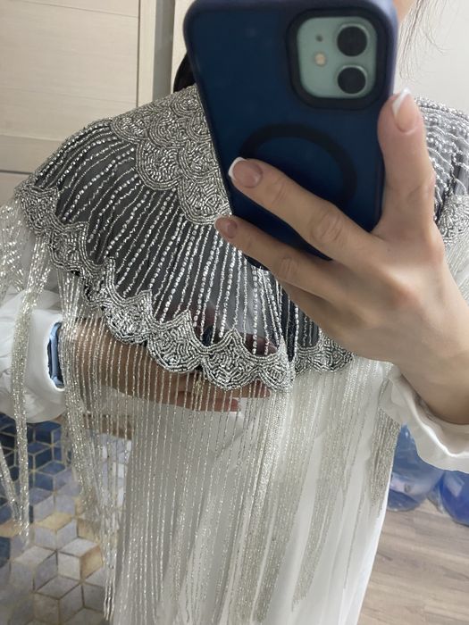 Белое платье с накидкой