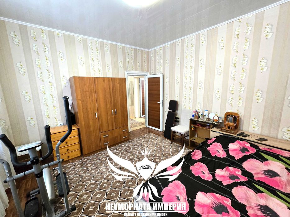 Продавам тристаен и двустаен 176РЗП с гараж в гр.Асеновград, кв.Изток