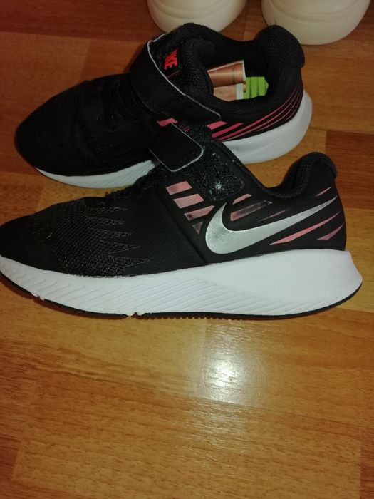 Различни размери маратонки и пантофки