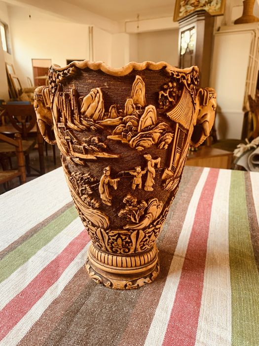 Декоративна ориенталска ваза с релеф – 90-те години