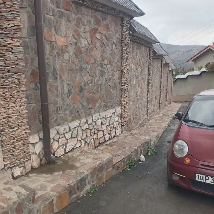 Красный рваный камень