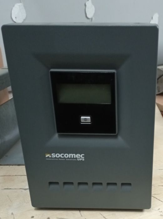 UPS Socomec 600w, cu stabilizator de tensiune.