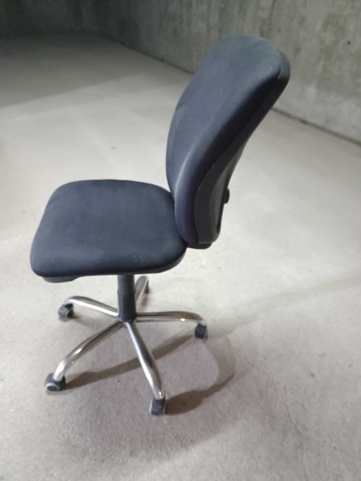 Стол за офис и компютър