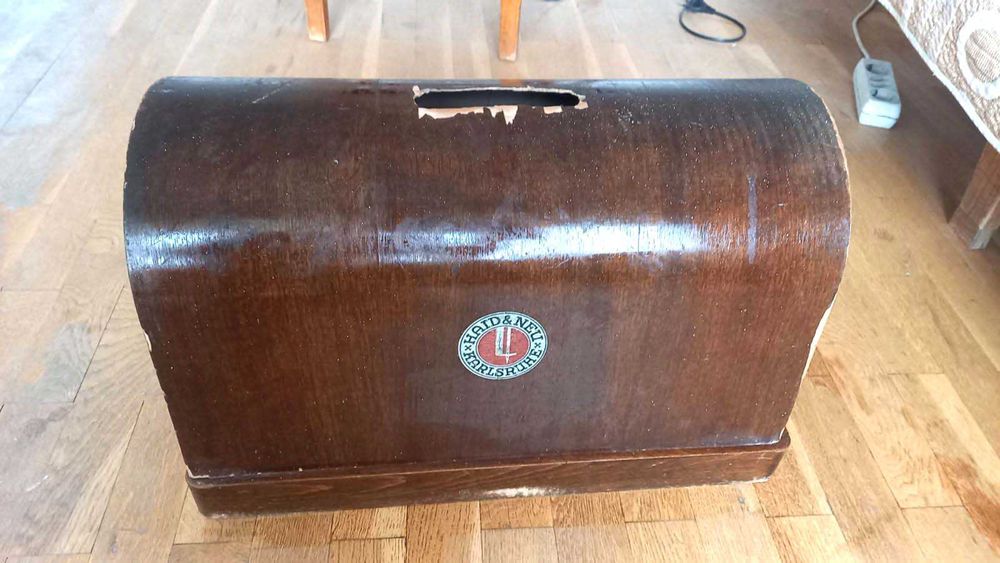 Работеща ретро шевна машина