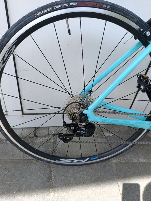 Карбонов шосеен велосипед Bianchi Sprint 105