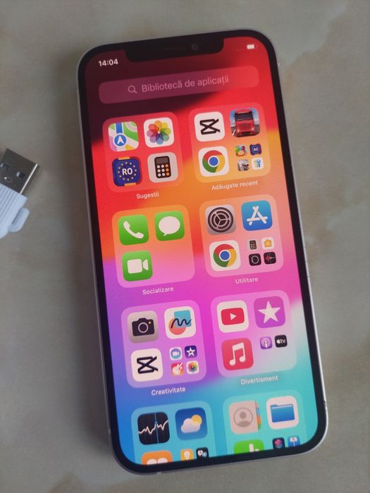 Vând Apple iPhone 12 alb [spart pe spate și cască defectă] /poze reale