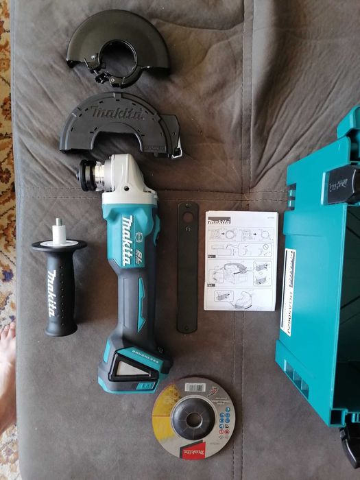 Ъглошлайф Макита, безчетков с куфар. Без батерия.