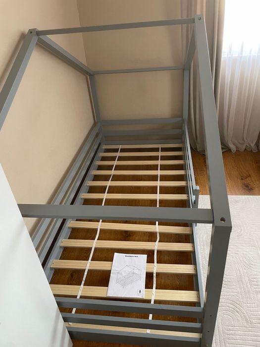 Patuț pt. copii tip căsuță, din lemn masiv