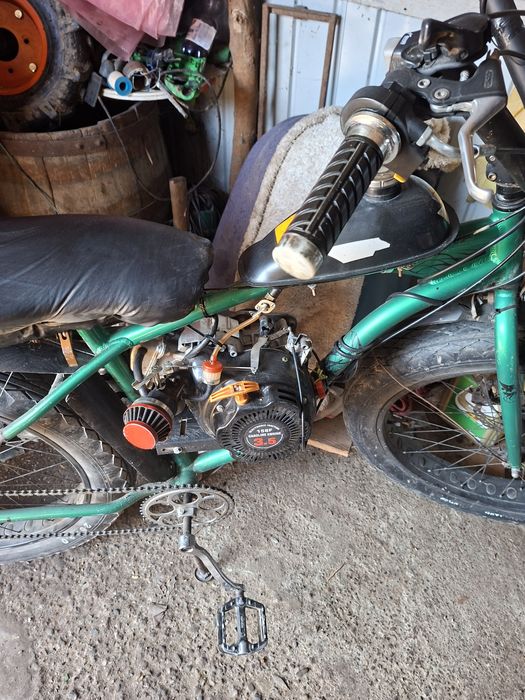 Vand 2 scutere,mai multe detalii la telefon