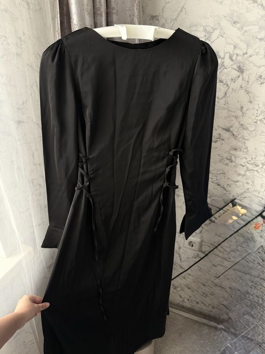 Черное платье на завязках