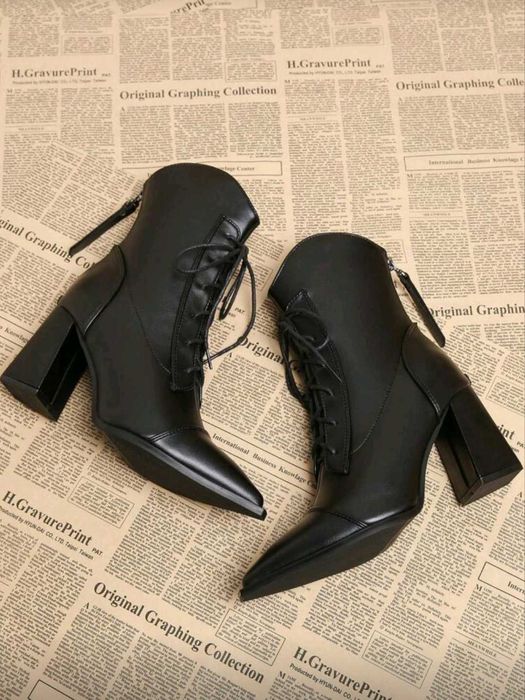 Кожени боти с остър връх