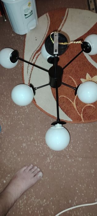 Lustra abajur 6 globuri albe cu picioruse negre