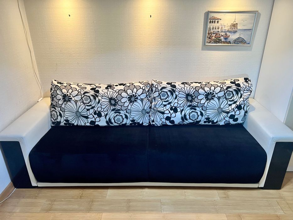 Черно-белый диван,